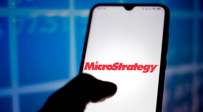 Das Microstrategy-Logo auf einem Smartphone